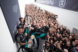 Lewis Hamilton, Nico Rosberg, Toto Wolff e companhia celebram o título do mundial de construtores 2015