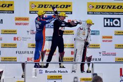 Podium de la Course 3 : le troisième, Jack Goff, MG 888 Racing MG6, le vainqueur Jason Plato, Team BMR Volkswagen CC et le deuxième, Mat Jackson, Motorbase Performance Ford Focus