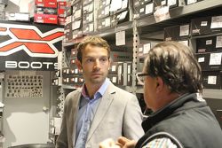Sylvain Guintoli all'interno del megastore Oram