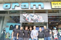 Sylvain Guintoli all'esterno del megastore Oram