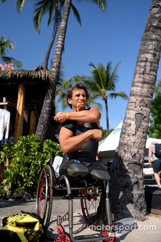 Алекс Дзанарди готовится к триатлону «Гавайский железный человек» (Hawaii Ironman)