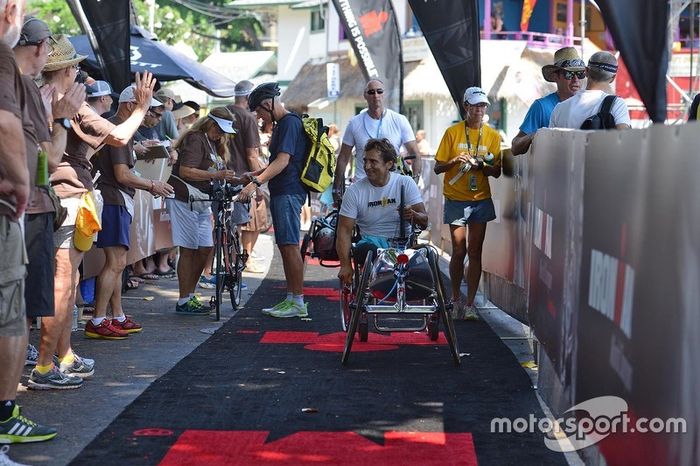 Alex Zanardi compite en el Triatlón Ironman de Hawaii