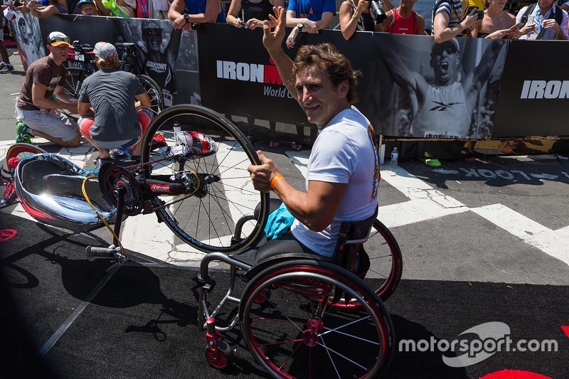 Alex Zanardi compite en el Triatlón Ironman de Hawaii
