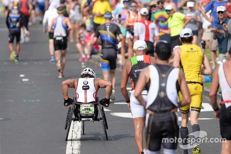 Alex Zanardi compite en el Triatlón Ironman de Hawaii