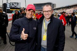 Emanuele Pirro y el presidente de la FIA monoplaza Comisión Stefano Domenicali