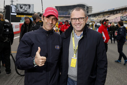 Emanuele Pirro y el presidente de la FIA monoplaza Comisión Stefano Domenicali