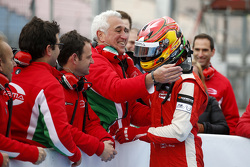 Лоуренс Стролл поздравляет своего сына Лэнс Стролла, Prema Powerteam Dallara Mercedes-Benz с победой в первой гонке