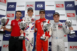 Race 1 Podium: 2de Jake Dennis en winnaar Lance Stroll en 3de Felix Rosenqvist, Prema Powerteam