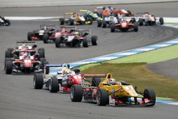 Race 2 Start: Antonio Giovinazzi, Jagonya Ayam with Carlin Dallara Volkswagen leads