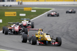 Antonio Giovinazzi, Jagonya Ayam with Carlin Dallara Volkswagen devant Felix Rosenqvist, Prema Powerteam Dallara Mercedes-Benz et Jake Dennis, Prema Powerteam Dallara Mercedes-Benz