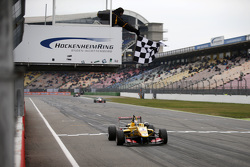 Le vainqueur de la Course 2 Antonio Giovinazzi, Jagonya Ayam with Carlin Dallara Volkswagen