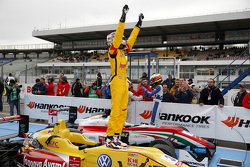 Le vainqueur de la Course 2 Antonio Giovinazzi, Jagonya Ayam with Carlin Dallara Volkswagen