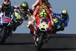 Andrea Iannone, Ducati Team, percute un oiseau