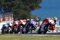 Andrea Iannone, Ducati Team, mène