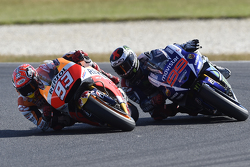 Marc Marquez, Repsol Honda Team passeert Jorge Lorenzo, Yamaha Factory Racing