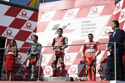 Podium : le deuxième, Jorge Lorenzo, Yamaha Factory Racing, le vainqueur Marc Marquez, Repsol Honda Team et le troisième, Andrea Iannone, Ducati Team