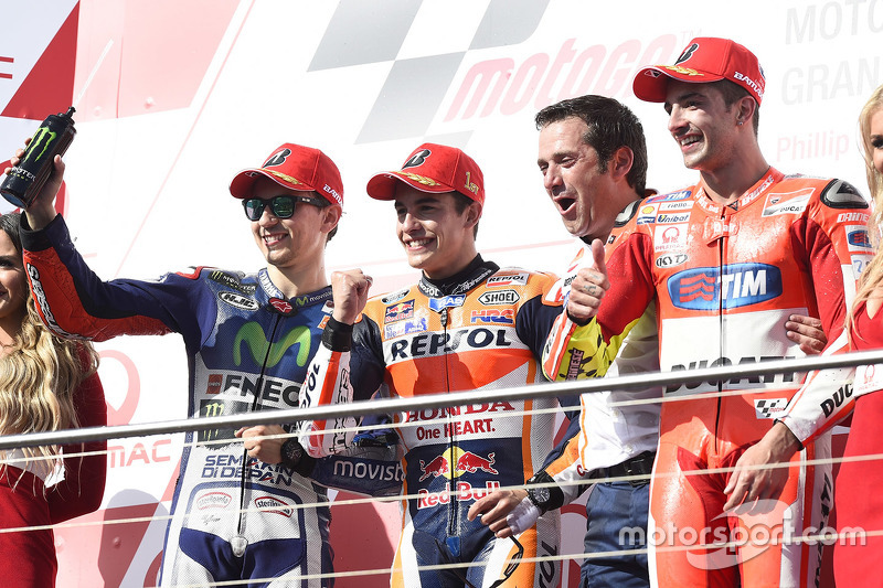 Podium 2015: Pemenang balapan, Marc Marquez, Repsol Honda Team; Peringkat kedua, Jorge Lorenzo, Yamaha Factory Racing; Peringkat ketiga, Andrea Iannone, Ducati Team