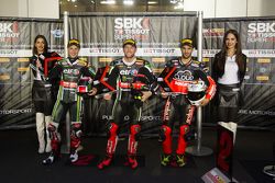 Le deuxième, Jonathan Rea, Kawasaki, le poleman Tom Sykes, Kawasaki, et le troisième, Javier Fores,