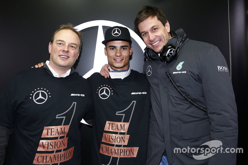 2015 champion Pascal Wehrlein, HWA AG, mit Toto Wolff