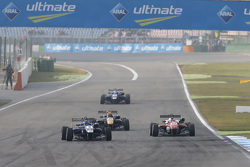 Tatiana Calderon, Carlin Dallara Volkswagen devant Maximilian Günther, Prema Powerteam Dallara Mercedes-Benz et Callum Ilott, Carlin Dallara Volkswagen