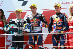 Podium : le deuxième, Efren Vazquez, Leopard Racing, le vainqueur Miguel Oliveira, Red Bull KTM Ajo et le troisième, Brad Binder, Red Bull KTM Ajo