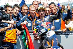 Miguel Oliveira, Red Bull KTM festeja con el equipo