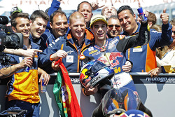 Miguel Oliveira, Red Bull KTM Ajo fête sa victoire avec son équipe