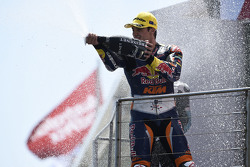 Miguel Oliveira, Red Bull KTM Ajo fête sa victoire sur le podium