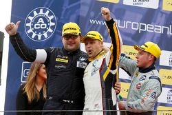 Podio GTC: il vincitore Andy Priaulx, BMW Team Marc VDS