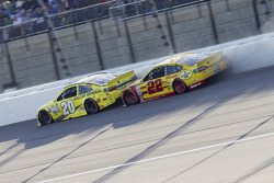 Joey Logano, Team Penske Ford and Matt Kenseth, Joe Gibbs Racing Toyota collide