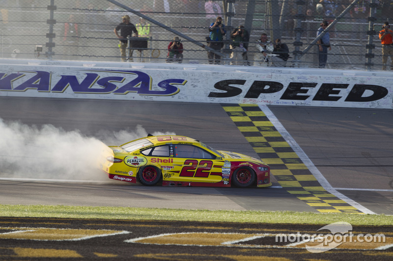 Kansas: Joey Logano siegt erneut