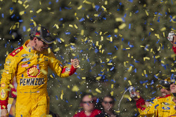 Il vincitore della gara Joey Logano, Team Penske Ford