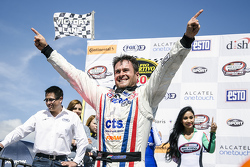 Ganador de la carrera Rogelio López, Alpha Racing celebra en el Victory Line