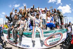 Ganador de la carrera Rogelio López, Alpha Racing celebra en el Victory Line