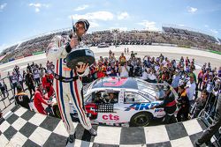 Ganador de la carrera Rogelio López, Alpha Racing celebra en el Victory Line