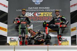 El podio de la carrera 1: Jordi Torres, Aprilia Racing Team, con Jonathan Rea y Tom Sykes Kawasaki R