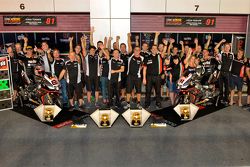 L'Aprilia Racing Team festeggia la vittoria a Losail