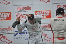 Il vincitore di Gara 2 Jordi Gené Guerrero, Seat Motorsport Italia festeggia sul podio con Massimili