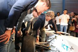 Nicky Catsburg, Xavier Maassen et Jan Lammers jettent un coup d'oeil à la monoplace électrique