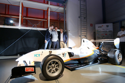 Nicky Catsburg, Xavier Maassen et Jan Lammers prennent un selfie devant la monoplace électrique