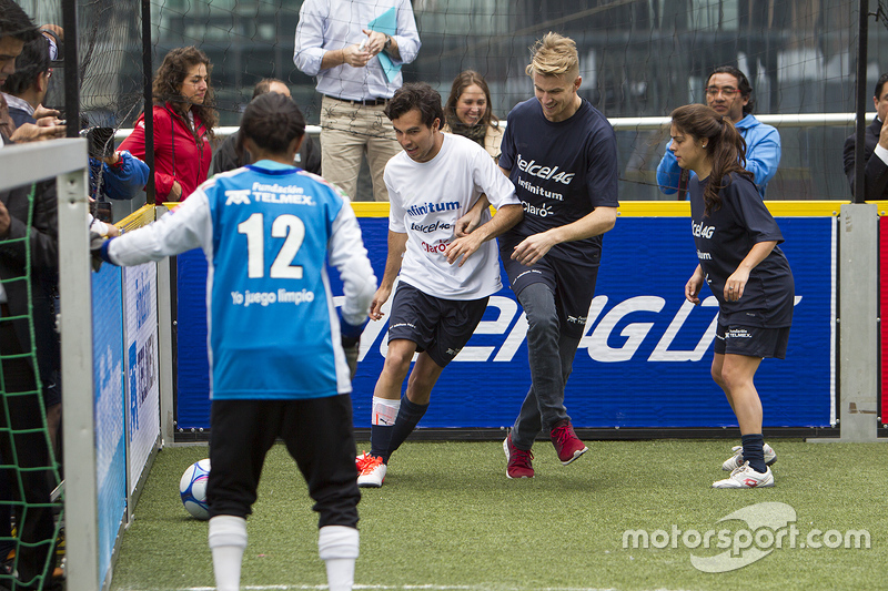 Sergio Pérez y Nico Hulkenberg, Sahara Force India Juegan un partido de futbol en la Ciudad de México