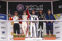Podium : le vainqueur Jack Aitken, le deuxième, Kevin Jörg, le troisième, Ignazio D'Agosto