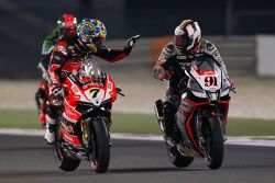 Chaz Davies, Ducati Team félicite le vainqueur de la course 2 Leon Haslam, Aprilia Racing Team