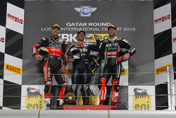 Podio de la prueba 2: segundo lugar, Chaz Davies, Ducati Team, ganador Leon Haslam, Aprilia Racing T