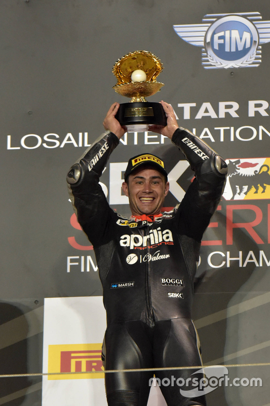 Le vainqueur de la course 2 Leon Haslam, Aprilia Racing Team sur le podium