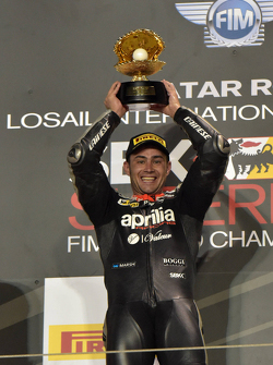 El ganador de la prueba 2 Leon Haslam, Aprilia Racing Team en el podio