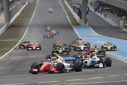 Оливер Роуленд, Fortec Motorsports и Егор Оруджев, Arden, лидируют на старте