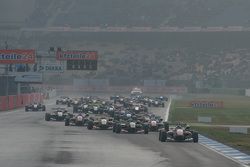 Race 3 Start: Felix Rosenqvist, Prema Powerteam Dallara Mercedes-Benz leads