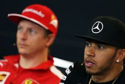 Lewis Hamilton, Mercedes AMG F1 et Kimi Raikkonen, Ferrari lors de la conférence de presse de la FIA