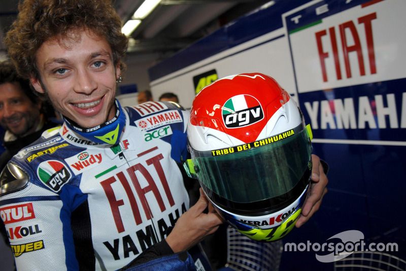 Valentino Rossi con un casco especial